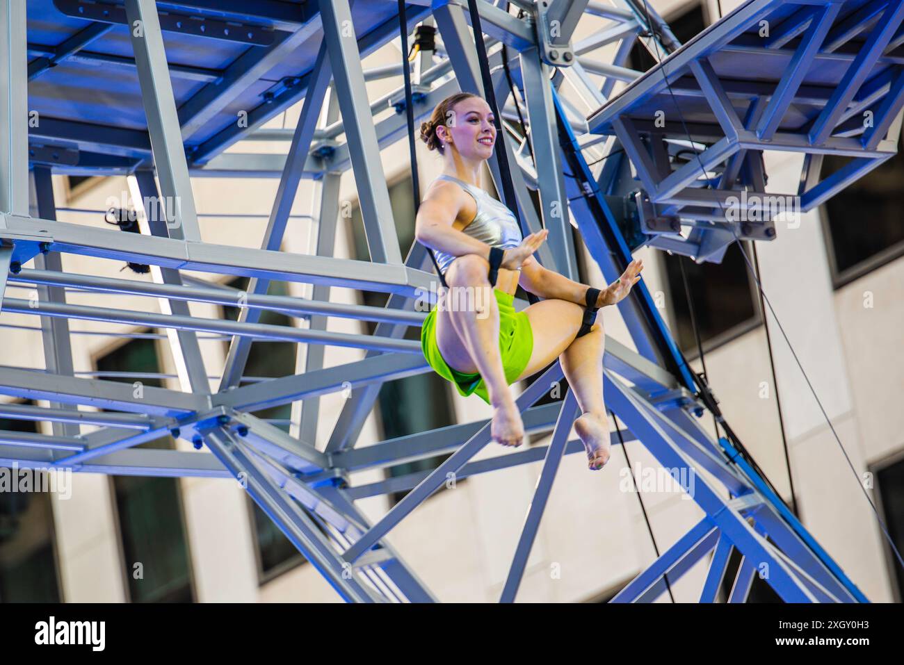 Montreal, Kanada - 5. Juli 2024: 7-Finger-akrobat-Gruppe in Completement Cirque Giants in Place Ville Marie in Montreal Stockfoto