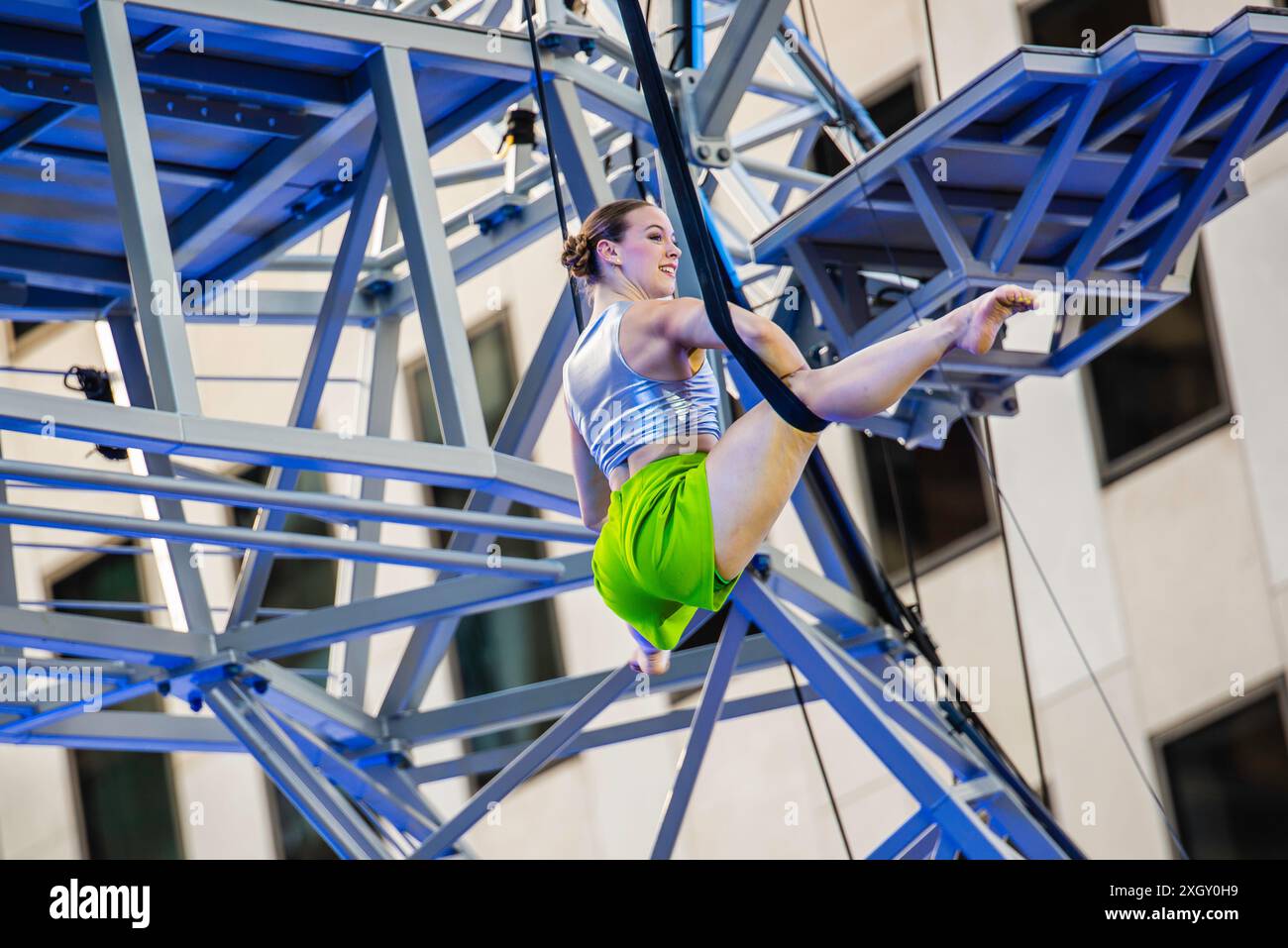 Montreal, Kanada - 5. Juli 2024: 7-Finger-akrobat-Gruppe in Completement Cirque Giants in Place Ville Marie in Montreal Stockfoto