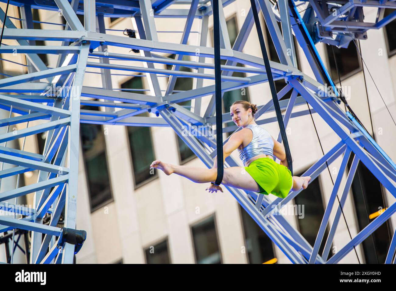Montreal, Kanada - 5. Juli 2024: 7-Finger-akrobat-Gruppe in Completement Cirque Giants in Place Ville Marie in Montreal Stockfoto
