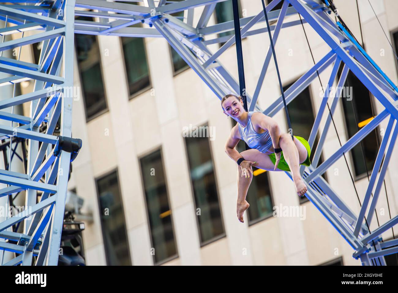 Montreal, Kanada - 5. Juli 2024: 7-Finger-akrobat-Gruppe in Completement Cirque Giants in Place Ville Marie in Montreal Stockfoto