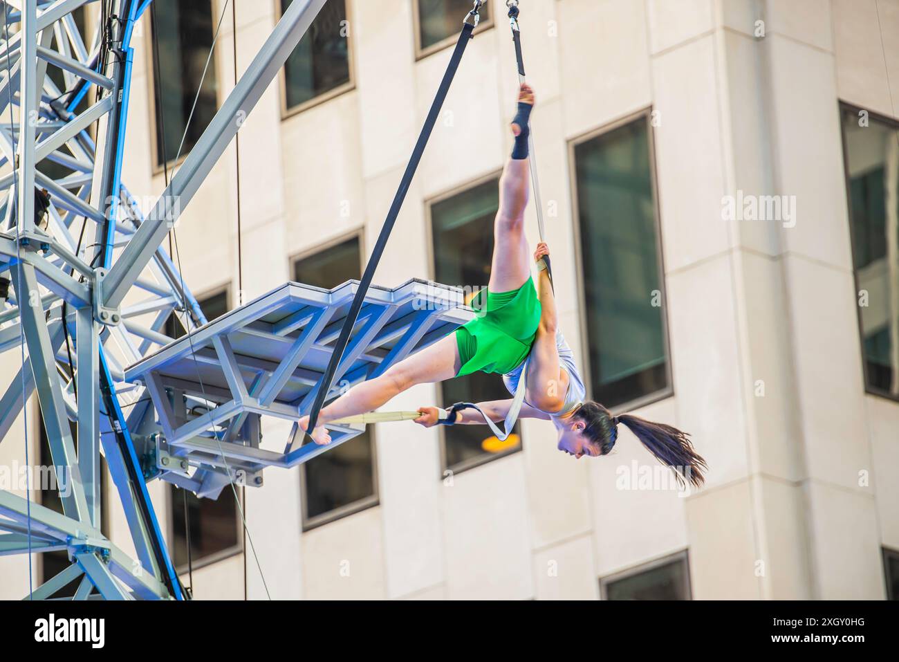 Montreal, Kanada - 5. Juli 2024: 7-Finger-akrobat-Gruppe in Completement Cirque Giants in Place Ville Marie in Montreal Stockfoto