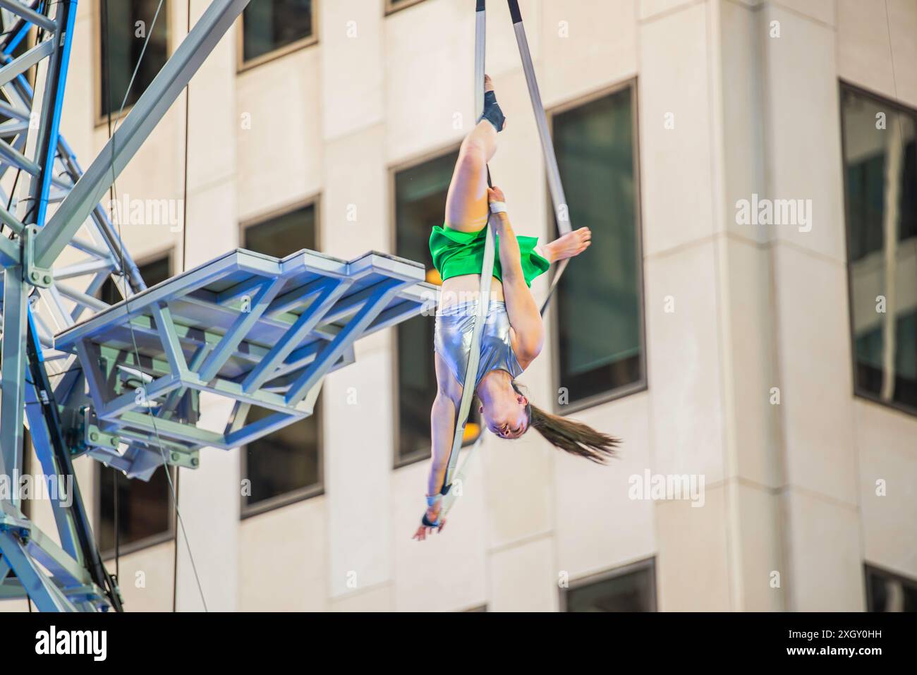 Montreal, Kanada - 5. Juli 2024: 7-Finger-akrobat-Gruppe in Completement Cirque Giants in Place Ville Marie in Montreal Stockfoto