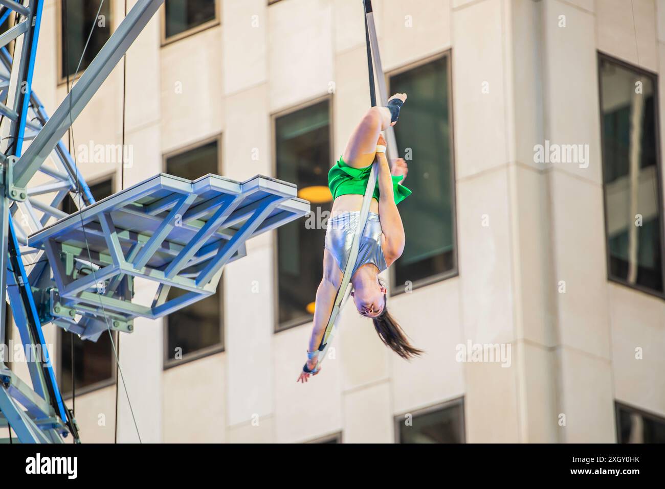 Montreal, Kanada - 5. Juli 2024: 7-Finger-akrobat-Gruppe in Completement Cirque Giants in Place Ville Marie in Montreal Stockfoto