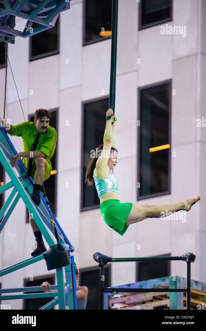 Montreal, Kanada - 5. Juli 2024: 7-Finger-akrobat-Gruppe in Completement Cirque Giants in Place Ville Marie in Montreal Stockfoto