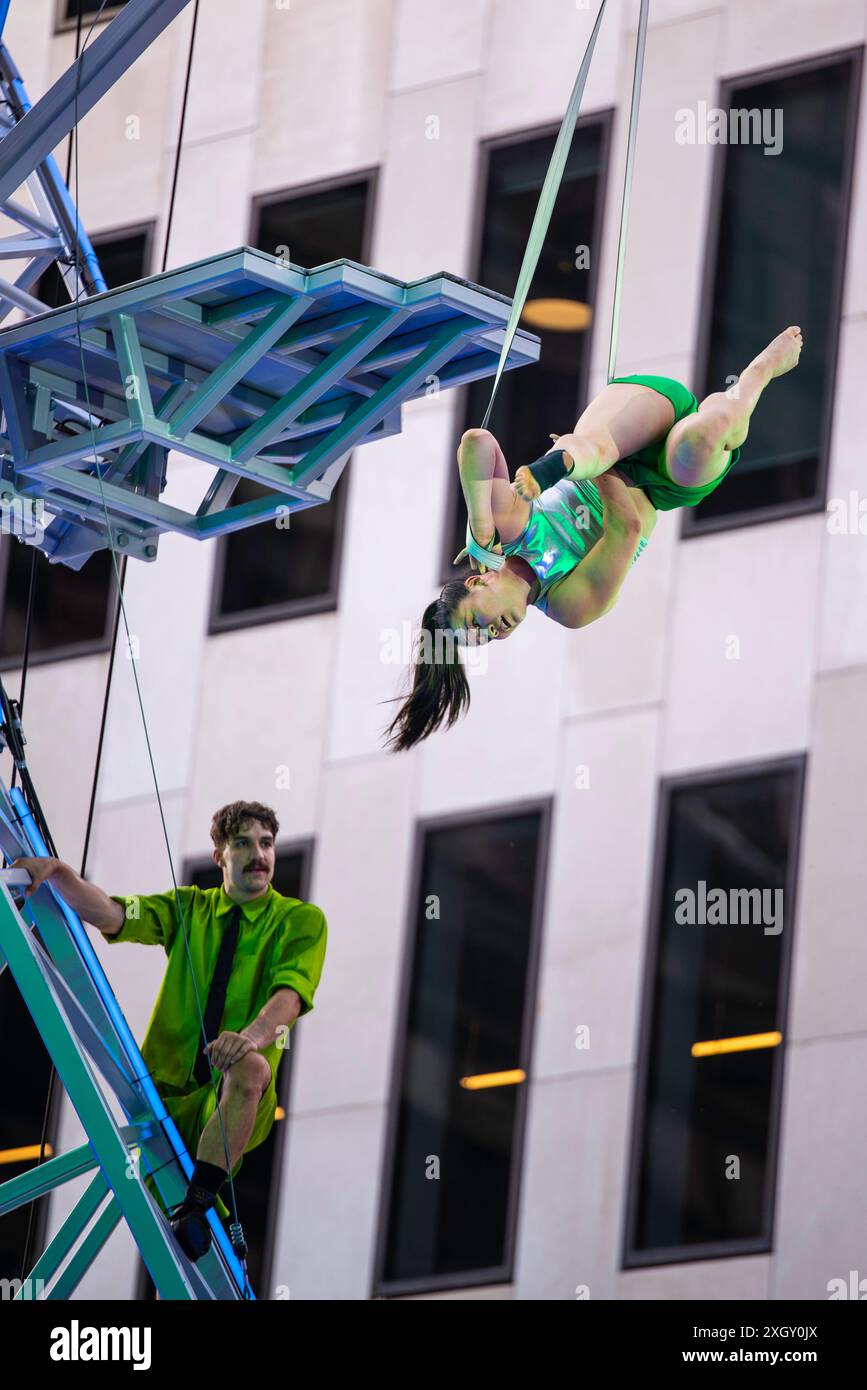 Montreal, Kanada - 5. Juli 2024: 7-Finger-akrobat-Gruppe in Completement Cirque Giants in Place Ville Marie in Montreal Stockfoto
