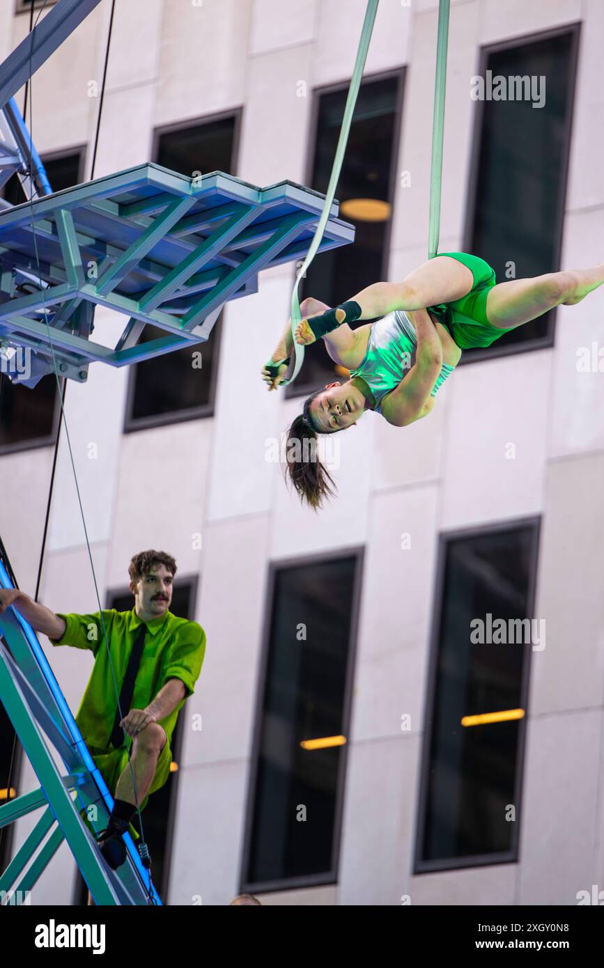 Montreal, Kanada - 5. Juli 2024: 7-Finger-akrobat-Gruppe in Completement Cirque Giants in Place Ville Marie in Montreal Stockfoto
