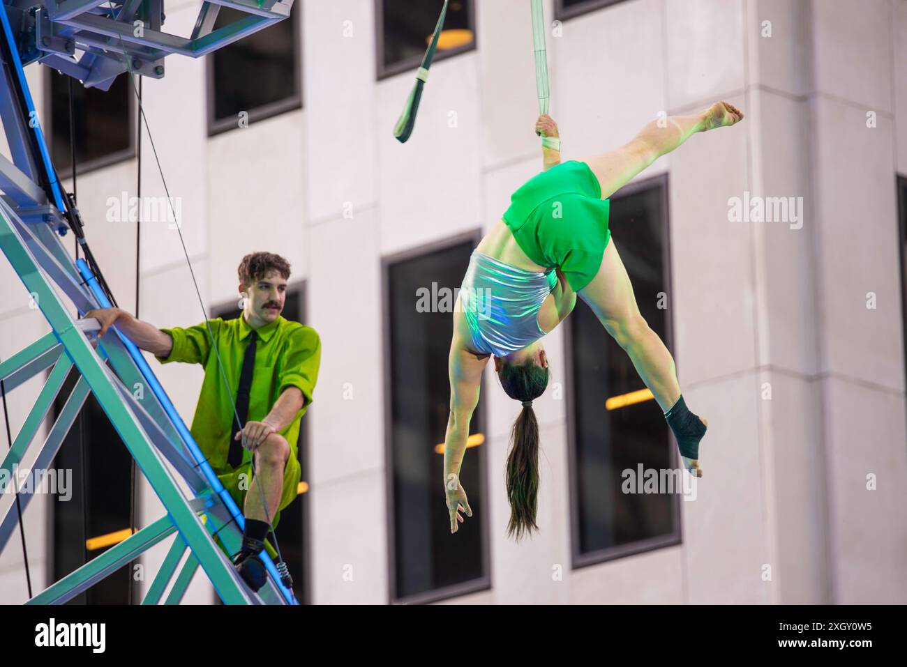 Montreal, Kanada - 5. Juli 2024: 7-Finger-akrobat-Gruppe in Completement Cirque Giants in Place Ville Marie in Montreal Stockfoto