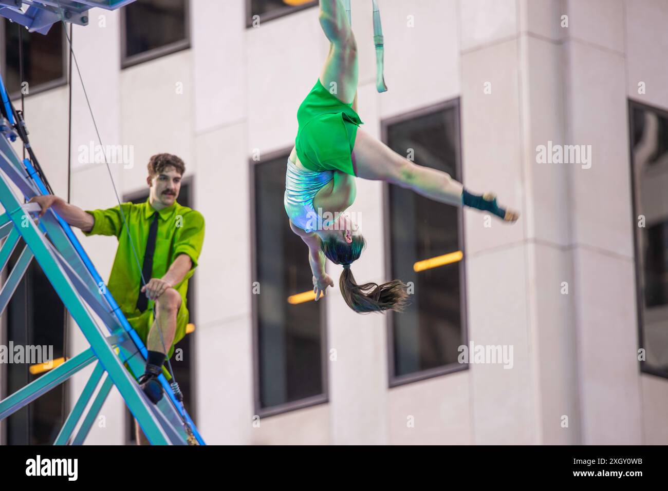Montreal, Kanada - 5. Juli 2024: 7-Finger-akrobat-Gruppe in Completement Cirque Giants in Place Ville Marie in Montreal Stockfoto