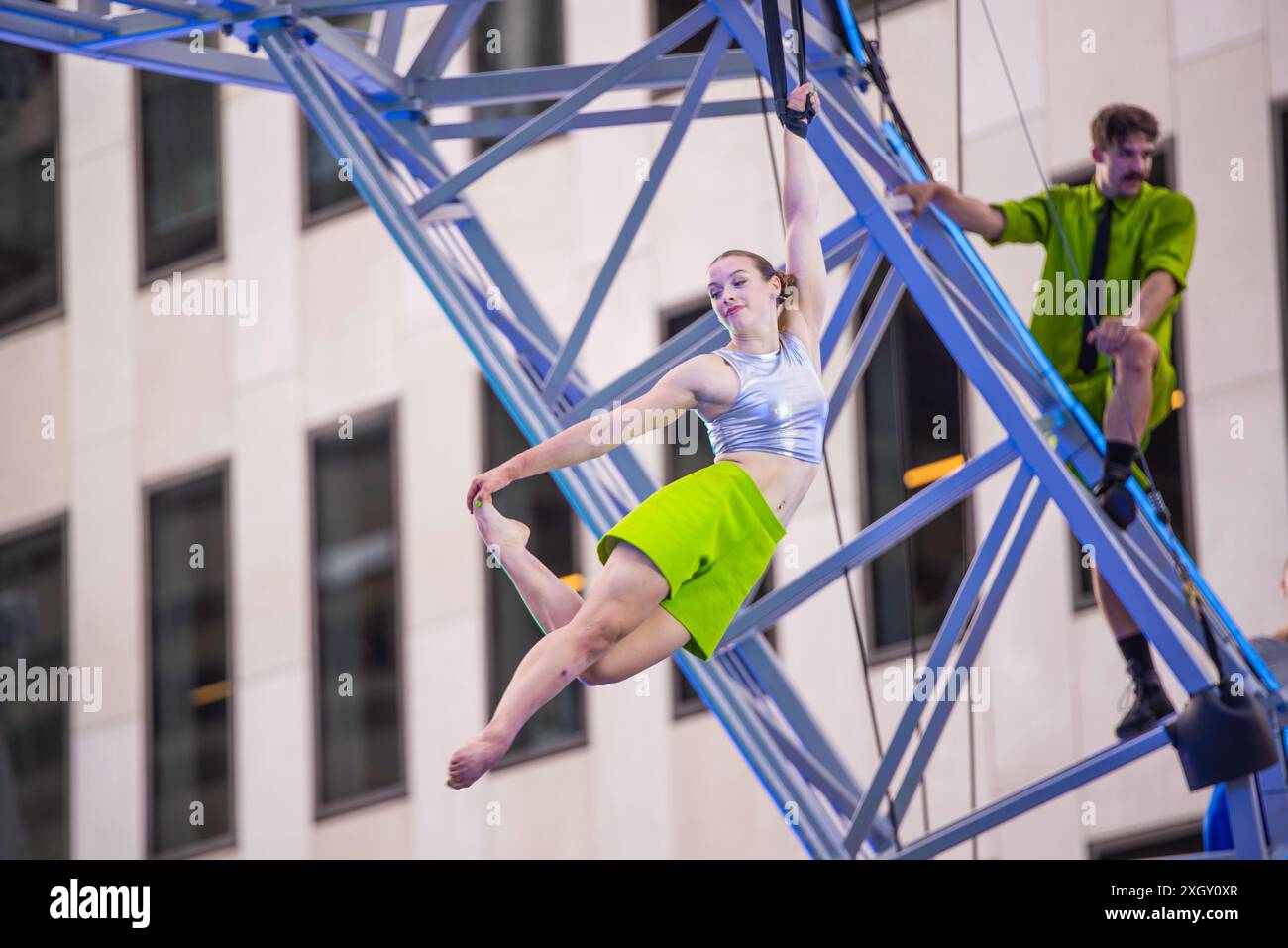 Montreal, Kanada - 5. Juli 2024: 7-Finger-akrobat-Gruppe in Completement Cirque Giants in Place Ville Marie in Montreal Stockfoto