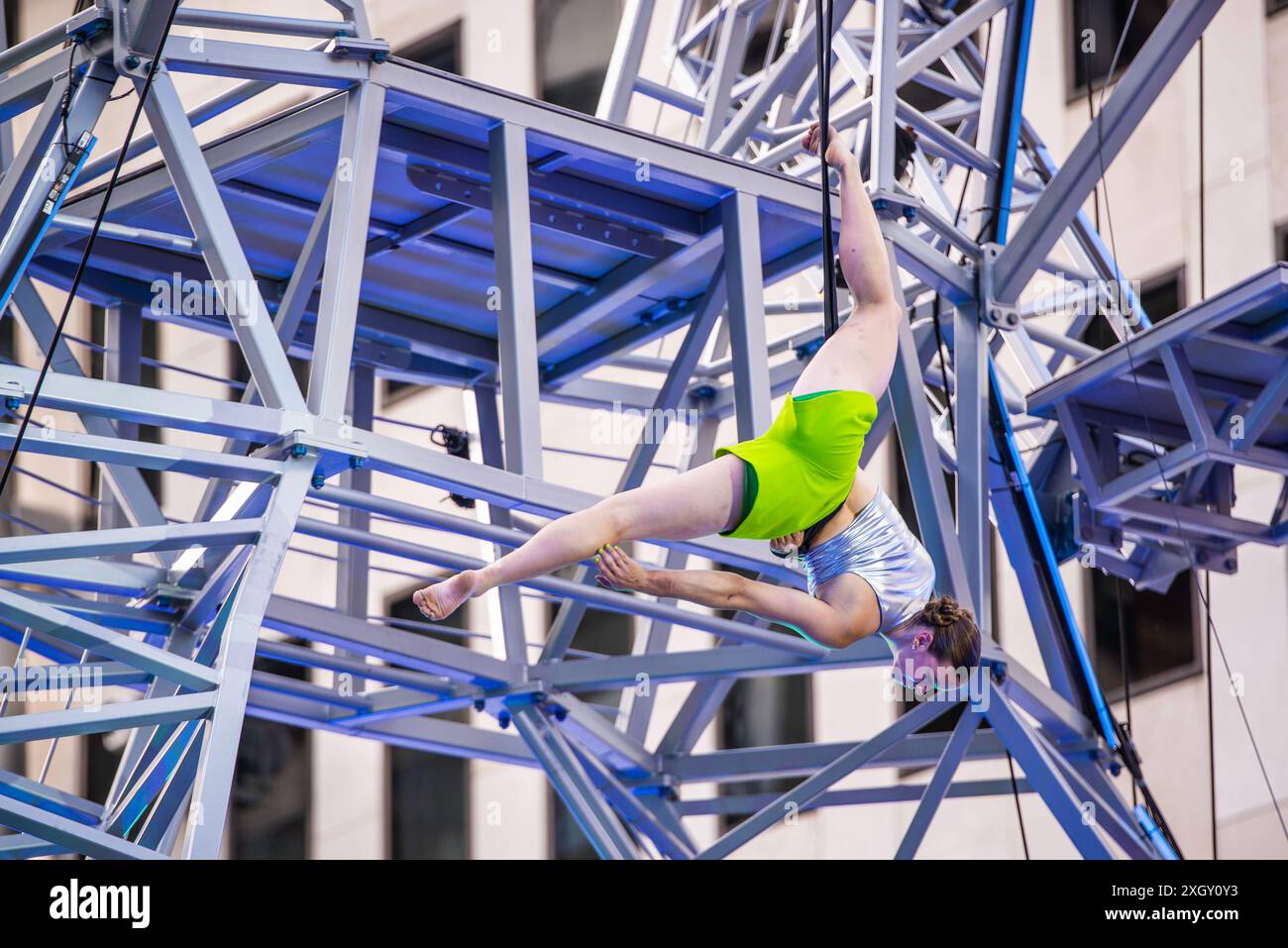 Montreal, Kanada - 5. Juli 2024: 7-Finger-akrobat-Gruppe in Completement Cirque Giants in Place Ville Marie in Montreal Stockfoto