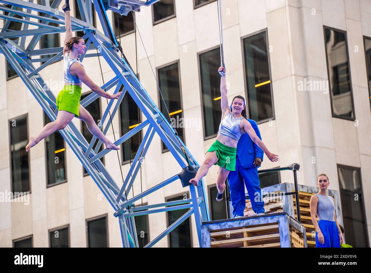 Montreal, Kanada - 5. Juli 2024: 7-Finger-akrobat-Gruppe in Completement Cirque Giants in Place Ville Marie in Montreal Stockfoto