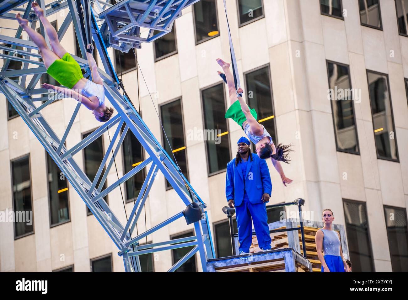 Montreal, Kanada - 5. Juli 2024: 7-Finger-akrobat-Gruppe in Completement Cirque Giants in Place Ville Marie in Montreal Stockfoto