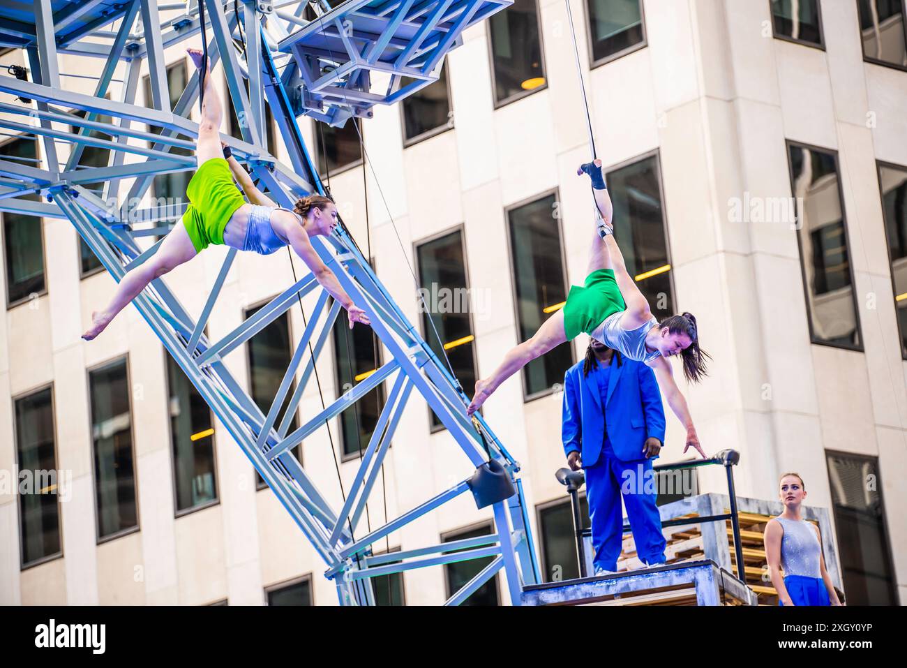 Montreal, Kanada - 5. Juli 2024: 7-Finger-akrobat-Gruppe in Completement Cirque Giants in Place Ville Marie in Montreal Stockfoto