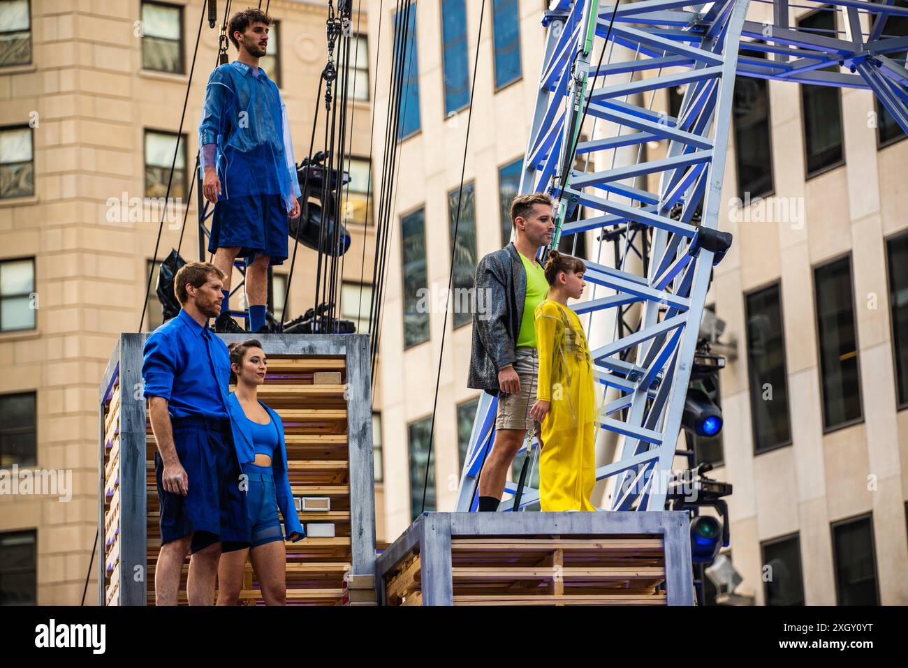 Montreal, Kanada - 5. Juli 2024: 7-Finger-akrobat-Gruppe in Completement Cirque Giants in Place Ville Marie in Montreal Stockfoto