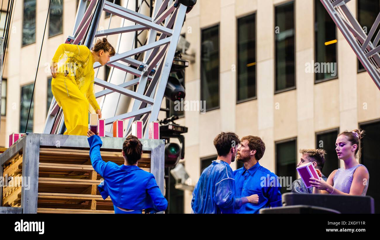 Montreal, Kanada - 5. Juli 2024: 7-Finger-akrobat-Gruppe in Completement Cirque Giants in Place Ville Marie in Montreal Stockfoto