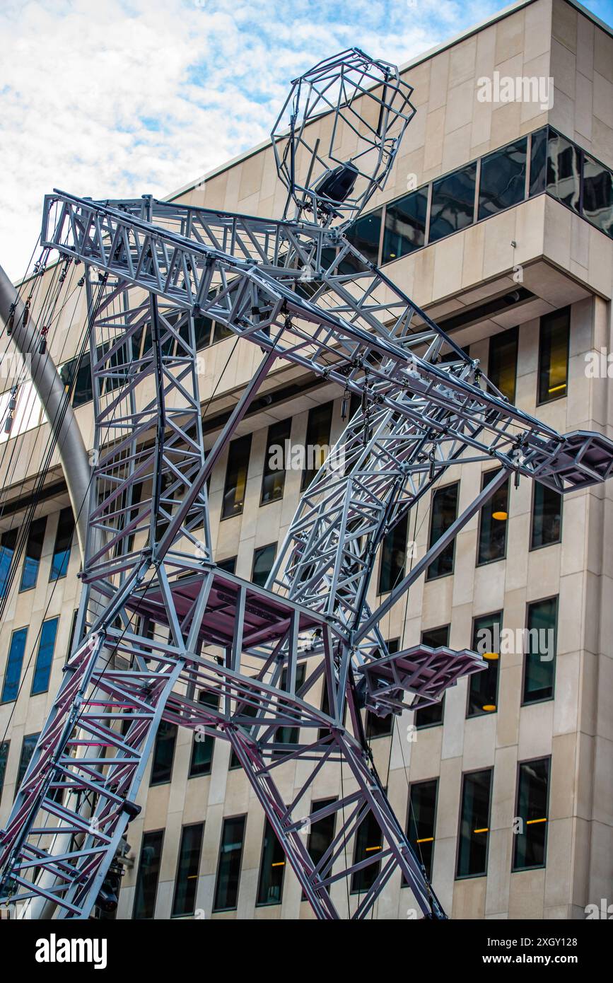 Montreal, Kanada - 5. Juli 2024: 7-Finger-akrobat-Gruppe in Completement Cirque Giants in Place Ville Marie in Montreal Stockfoto