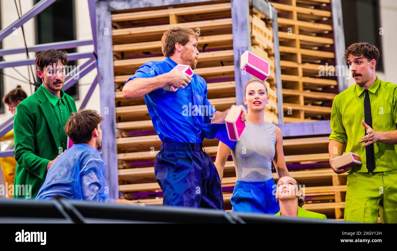 Montreal, Kanada - 5. Juli 2024: 7-Finger-akrobat-Gruppe in Completement Cirque Giants in Place Ville Marie in Montreal Stockfoto