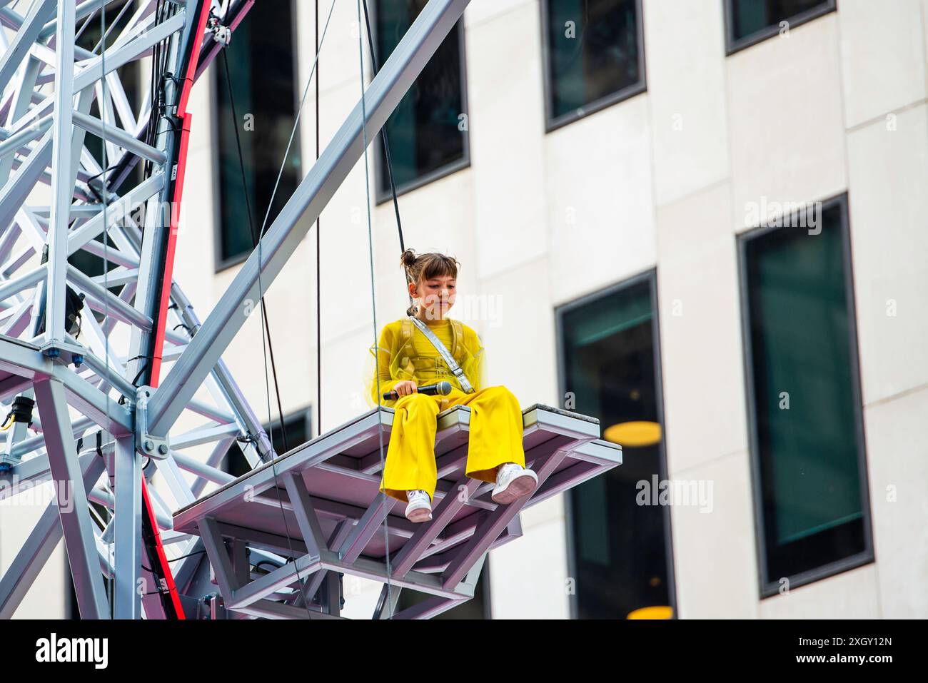 Montreal, Kanada - 5. Juli 2024: 7-Finger-akrobat-Gruppe in Completement Cirque Giants in Place Ville Marie in Montreal Stockfoto