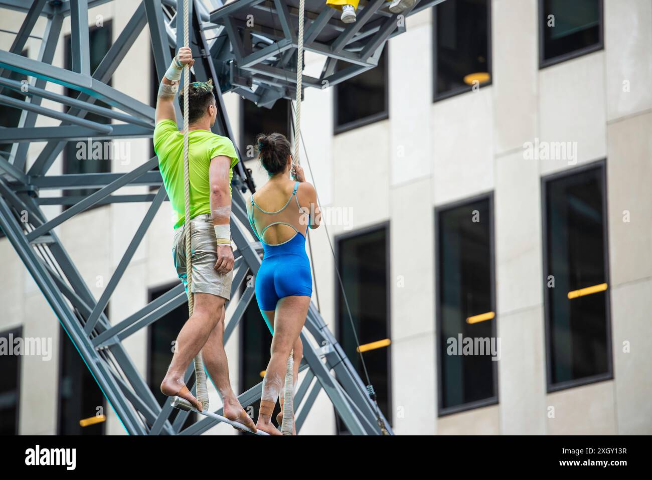 Montreal, Kanada - 5. Juli 2024: 7-Finger-akrobat-Gruppe in Completement Cirque Giants in Place Ville Marie in Montreal Stockfoto