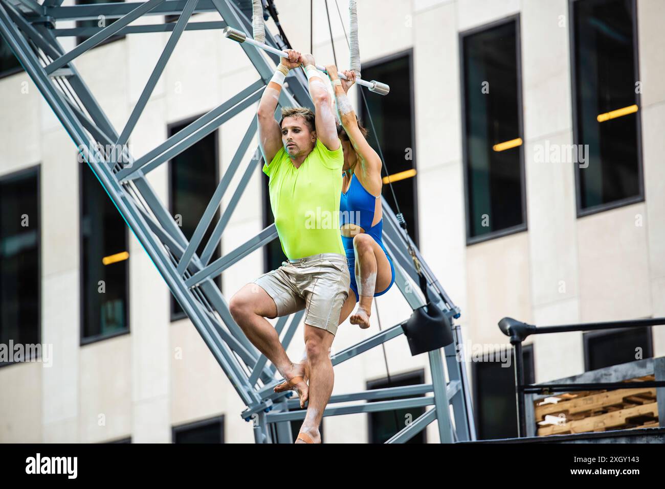 Montreal, Kanada - 5. Juli 2024: 7-Finger-akrobat-Gruppe in Completement Cirque Giants in Place Ville Marie in Montreal Stockfoto