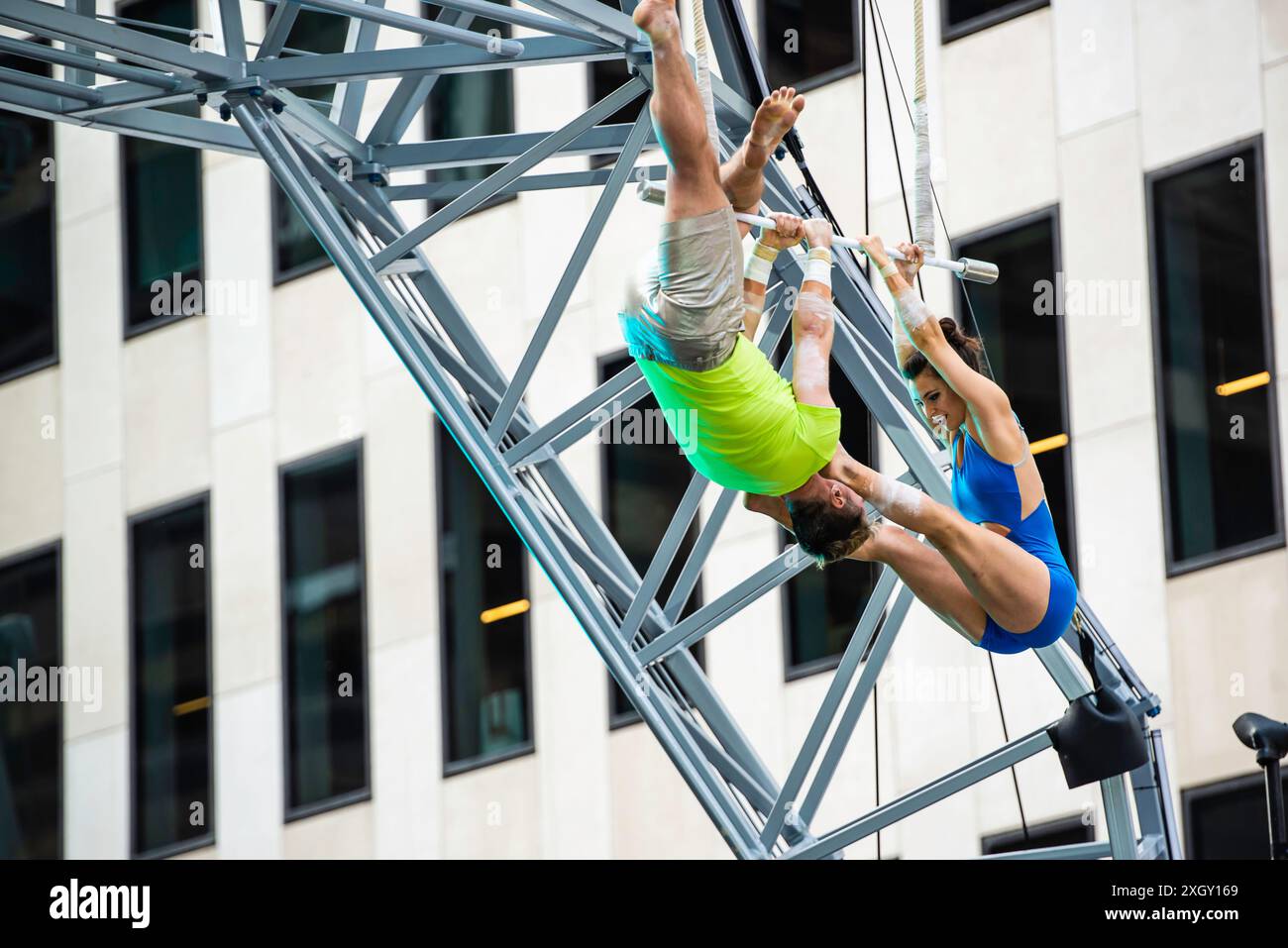 Montreal, Kanada - 5. Juli 2024: 7-Finger-akrobat-Gruppe in Completement Cirque Giants in Place Ville Marie in Montreal Stockfoto
