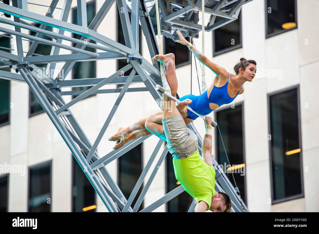 Montreal, Kanada - 5. Juli 2024: 7-Finger-akrobat-Gruppe in Completement Cirque Giants in Place Ville Marie in Montreal Stockfoto