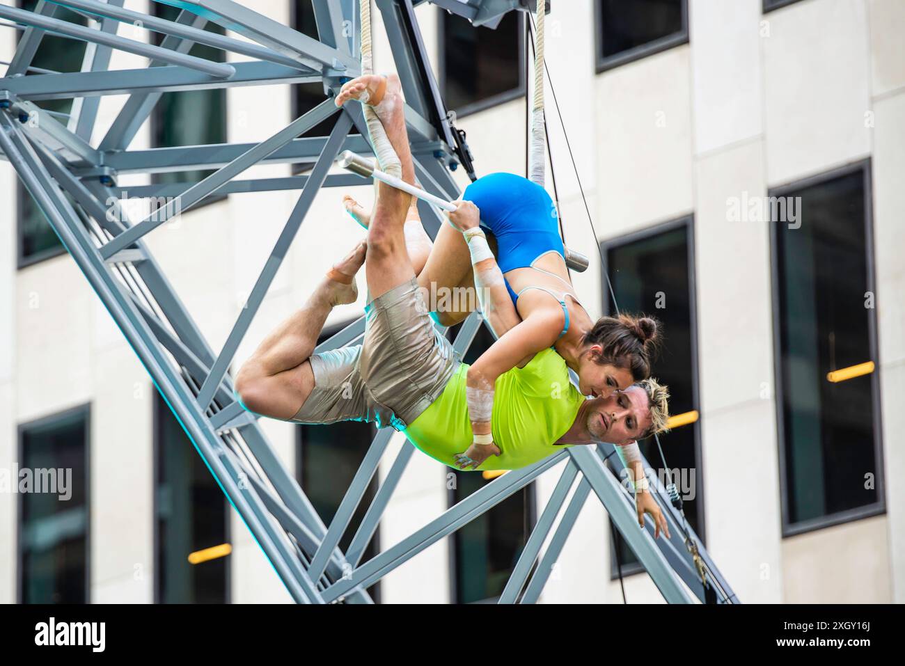 Montreal, Kanada - 5. Juli 2024: 7-Finger-akrobat-Gruppe in Completement Cirque Giants in Place Ville Marie in Montreal Stockfoto