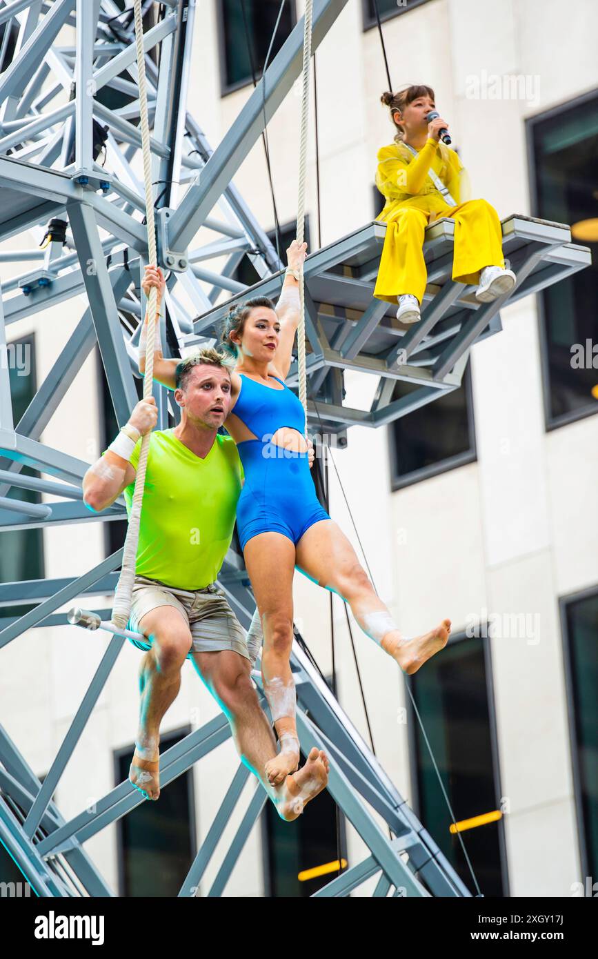 Montreal, Kanada - 5. Juli 2024: 7-Finger-akrobat-Gruppe in Completement Cirque Giants in Place Ville Marie in Montreal Stockfoto