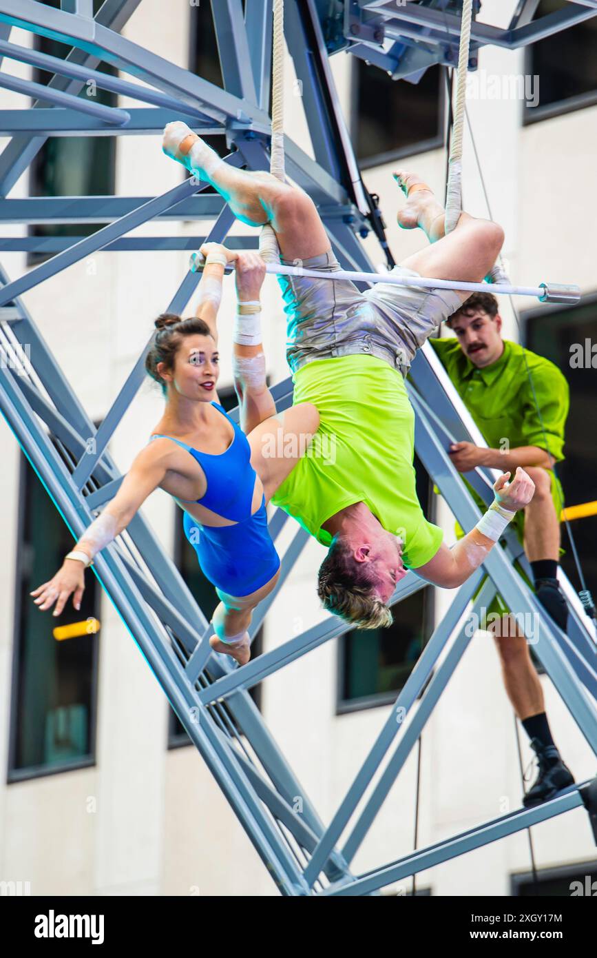 Montreal, Kanada - 5. Juli 2024: 7-Finger-akrobat-Gruppe in Completement Cirque Giants in Place Ville Marie in Montreal Stockfoto