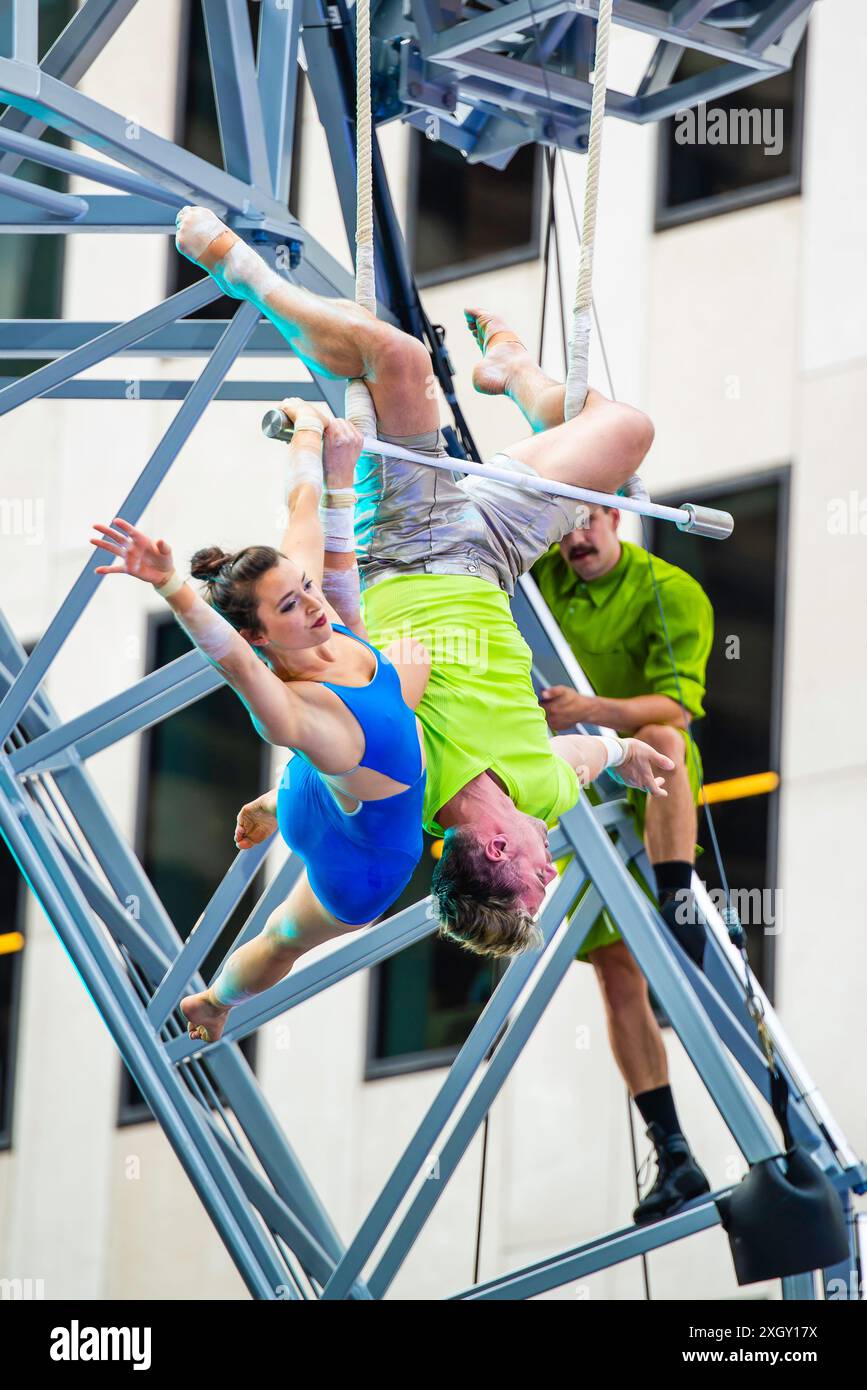 Montreal, Kanada - 5. Juli 2024: 7-Finger-akrobat-Gruppe in Completement Cirque Giants in Place Ville Marie in Montreal Stockfoto