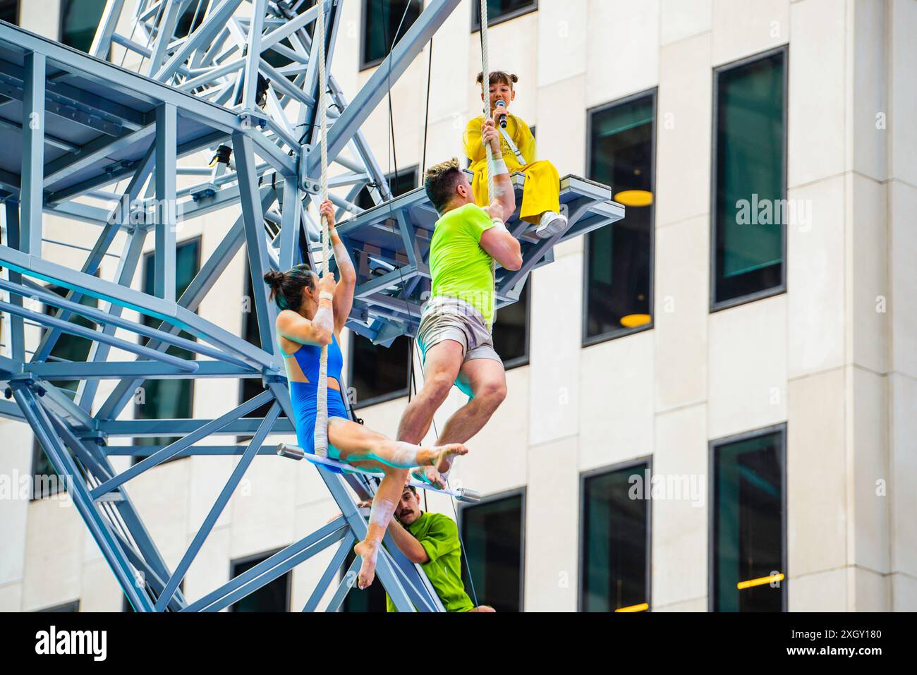 Montreal, Kanada - 5. Juli 2024: 7-Finger-akrobat-Gruppe in Completement Cirque Giants in Place Ville Marie in Montreal Stockfoto