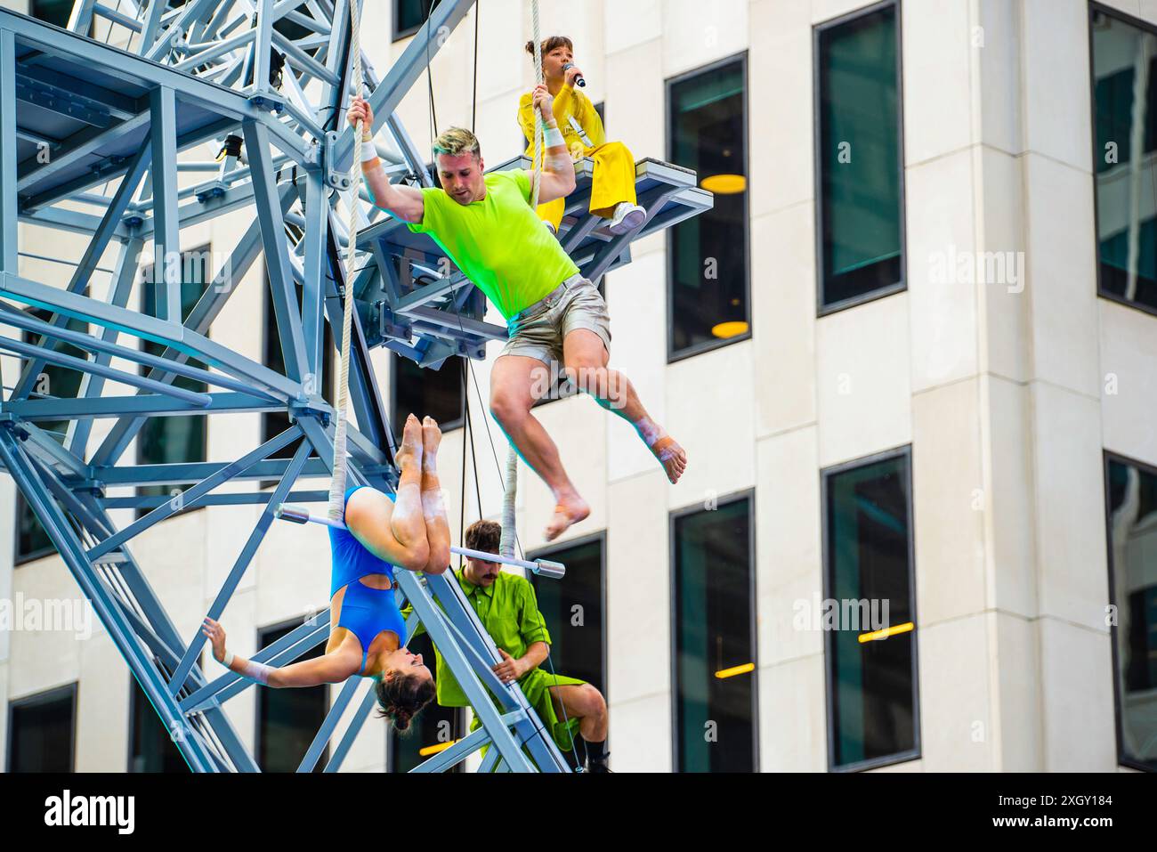 Montreal, Kanada - 5. Juli 2024: 7-Finger-akrobat-Gruppe in Completement Cirque Giants in Place Ville Marie in Montreal Stockfoto