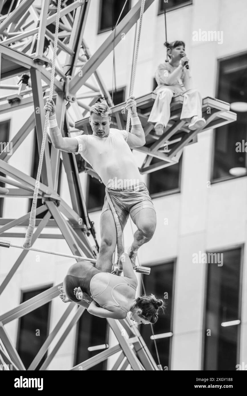 Montreal, Kanada - 5. Juli 2024: 7-Finger-akrobat-Gruppe in Completement Cirque Giants in Place Ville Marie in Montreal Stockfoto