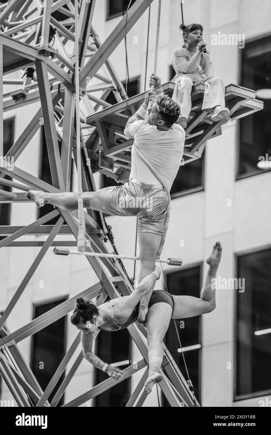Montreal, Kanada - 5. Juli 2024: 7-Finger-akrobat-Gruppe in Completement Cirque Giants in Place Ville Marie in Montreal Stockfoto