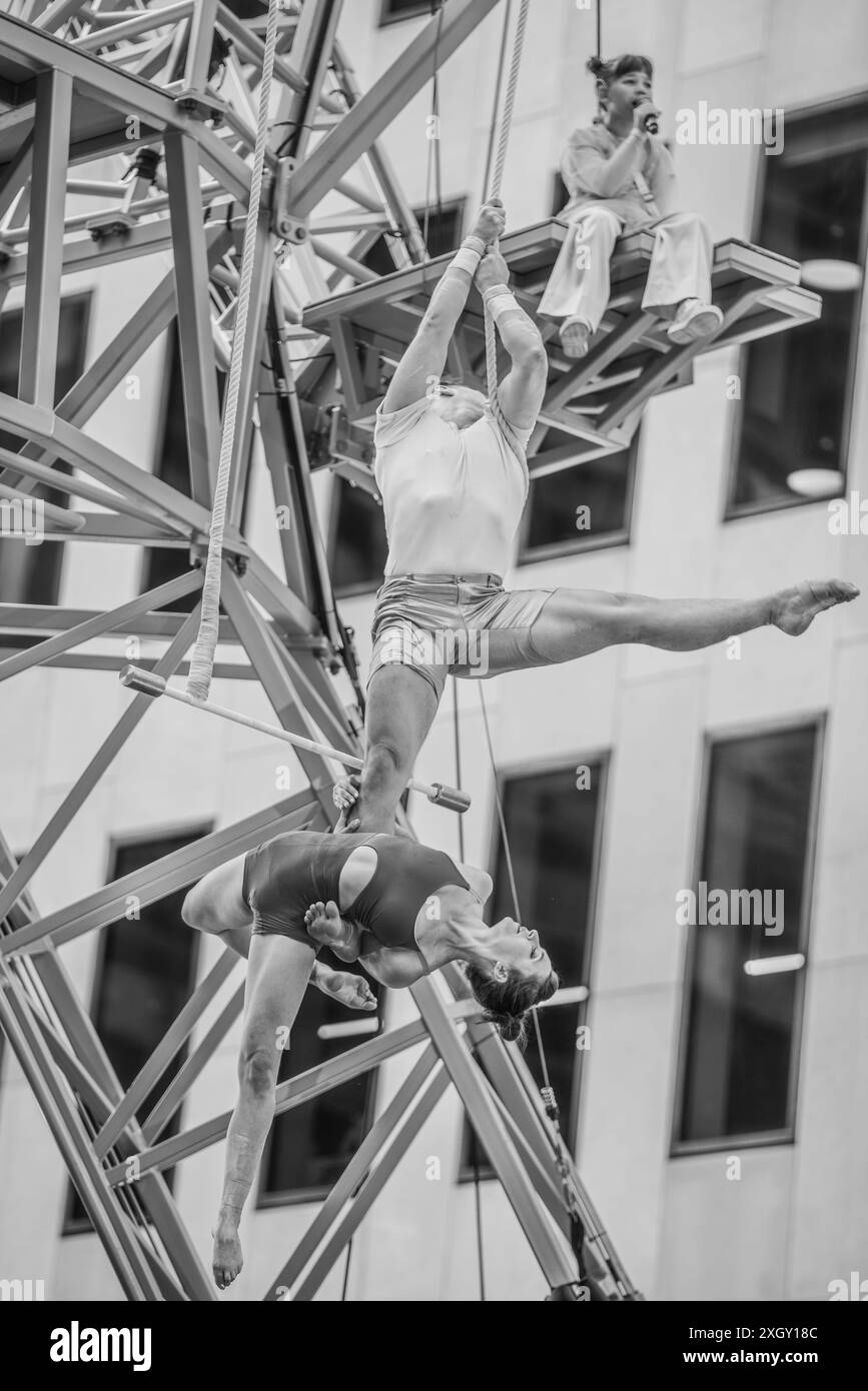 Montreal, Kanada - 5. Juli 2024: 7-Finger-akrobat-Gruppe in Completement Cirque Giants in Place Ville Marie in Montreal Stockfoto