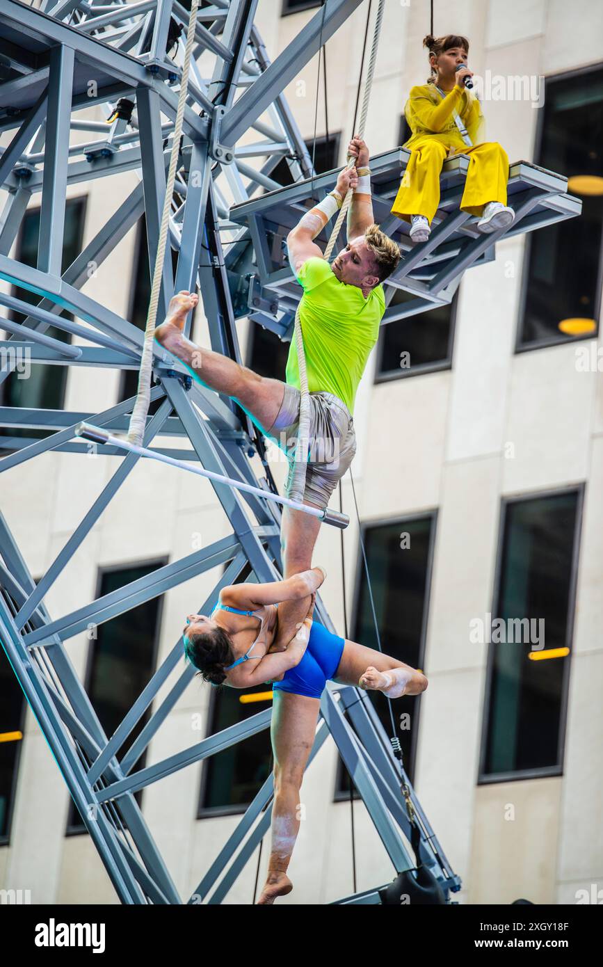 Montreal, Kanada - 5. Juli 2024: 7-Finger-akrobat-Gruppe in Completement Cirque Giants in Place Ville Marie in Montreal Stockfoto