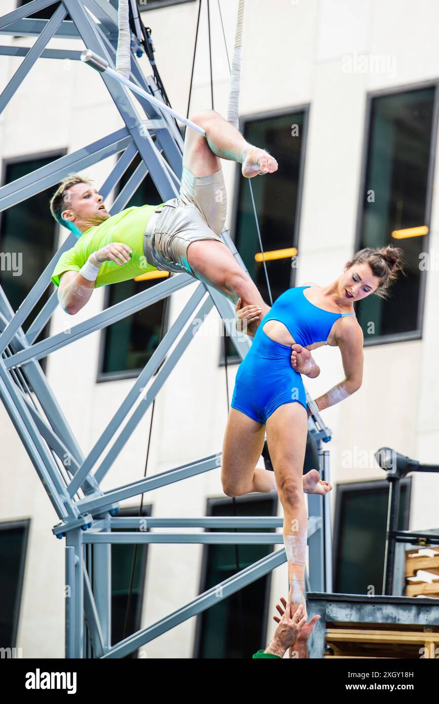 Montreal, Kanada - 5. Juli 2024: 7-Finger-akrobat-Gruppe in Completement Cirque Giants in Place Ville Marie in Montreal Stockfoto