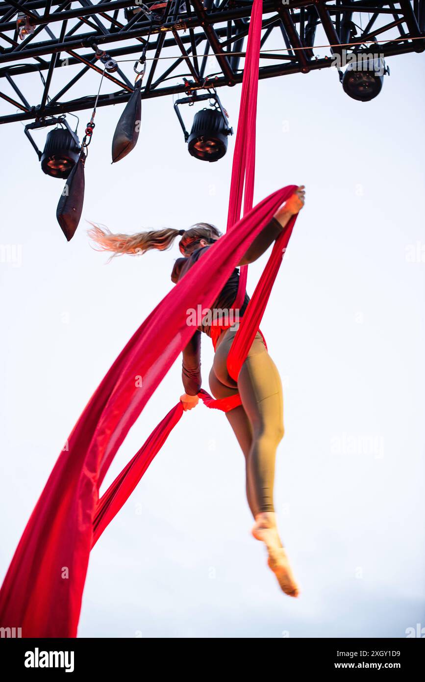 Montreal, Kanada - 6. Juli 2024: Die Leute führen Completement Cirque auf der Straße von Montreal auf Stockfoto