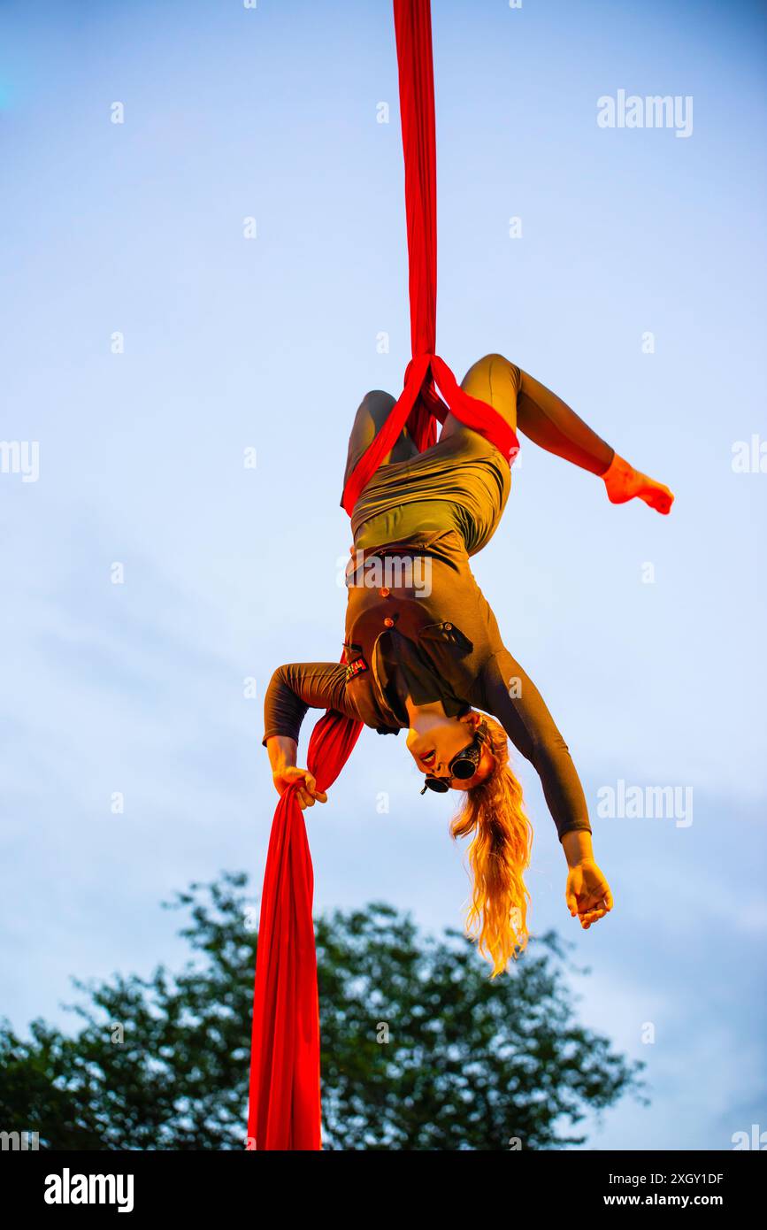 Montreal, Kanada - 6. Juli 2024: Die Leute führen Completement Cirque auf der Straße von Montreal auf Stockfoto