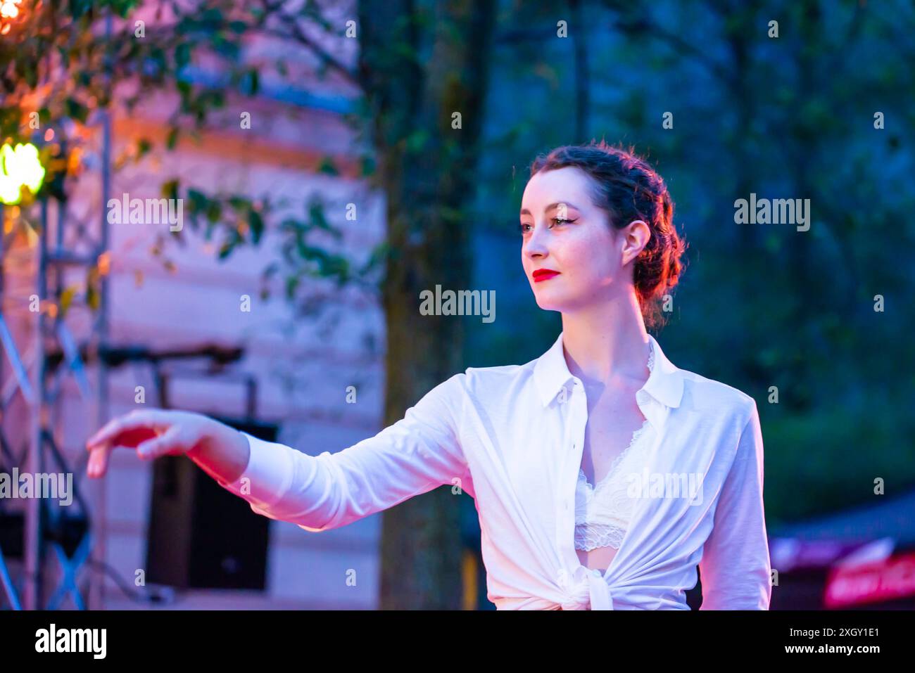 Montreal, Kanada - 6. Juli 2024: Die Leute führen Completement Cirque auf der Straße von Montreal auf Stockfoto