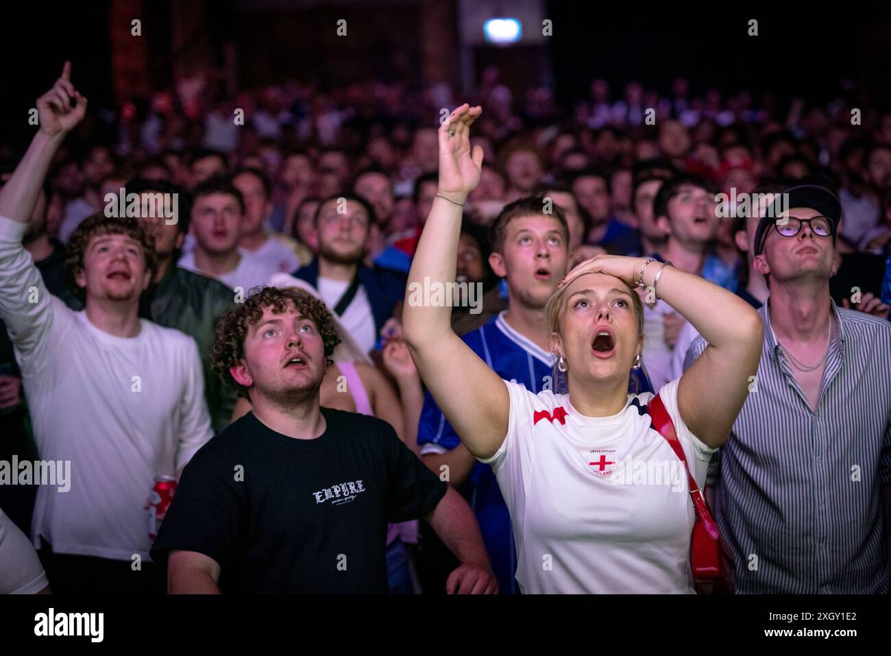 London, Großbritannien. Juli 2024. EURO 2024: England gegen Niederlande. 4The Fans Fan Park at Village Underground fanzone Event in Shoreditch. England-Fans zeigen während des angespannten Halbfinals eine Reihe von Reaktionen und Emotionen, während sie die Großbildleinwand in Shoreditch sehen. England besiegte die Niederlande mit 2:1 in Dortmund mit einem letzten Treffer von Ollie Watkins und sicherte sich einen dramatischen Sieg für England, nur Minuten nachdem Bukayo Saka eine Anstrengung abseits der Seite entschieden hatte. Guy Corbishley/Alamy Live News Stockfoto