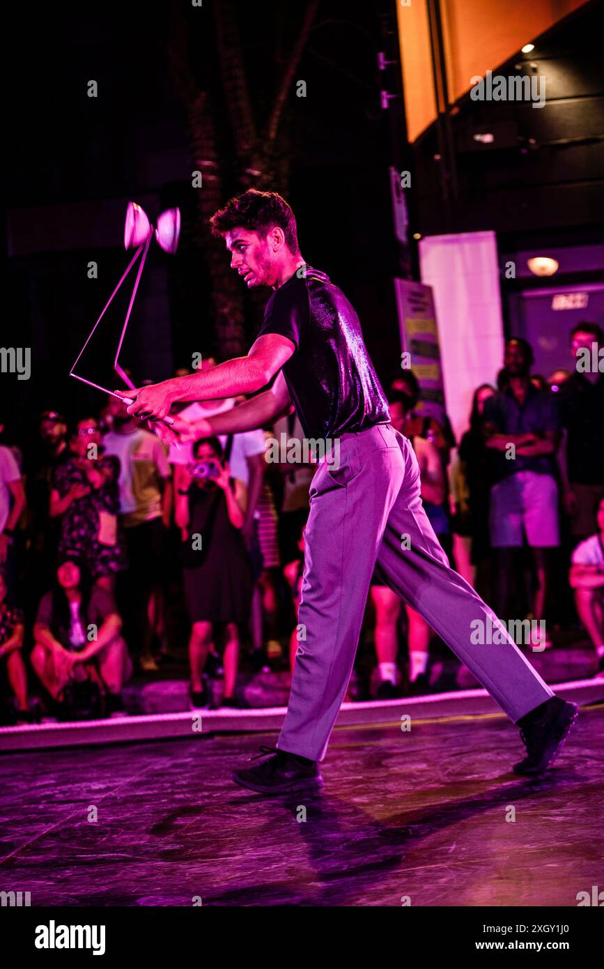 Montreal, Kanada - 6. Juli 2024: Die Leute führen Completement Cirque auf der Straße von Montreal auf Stockfoto