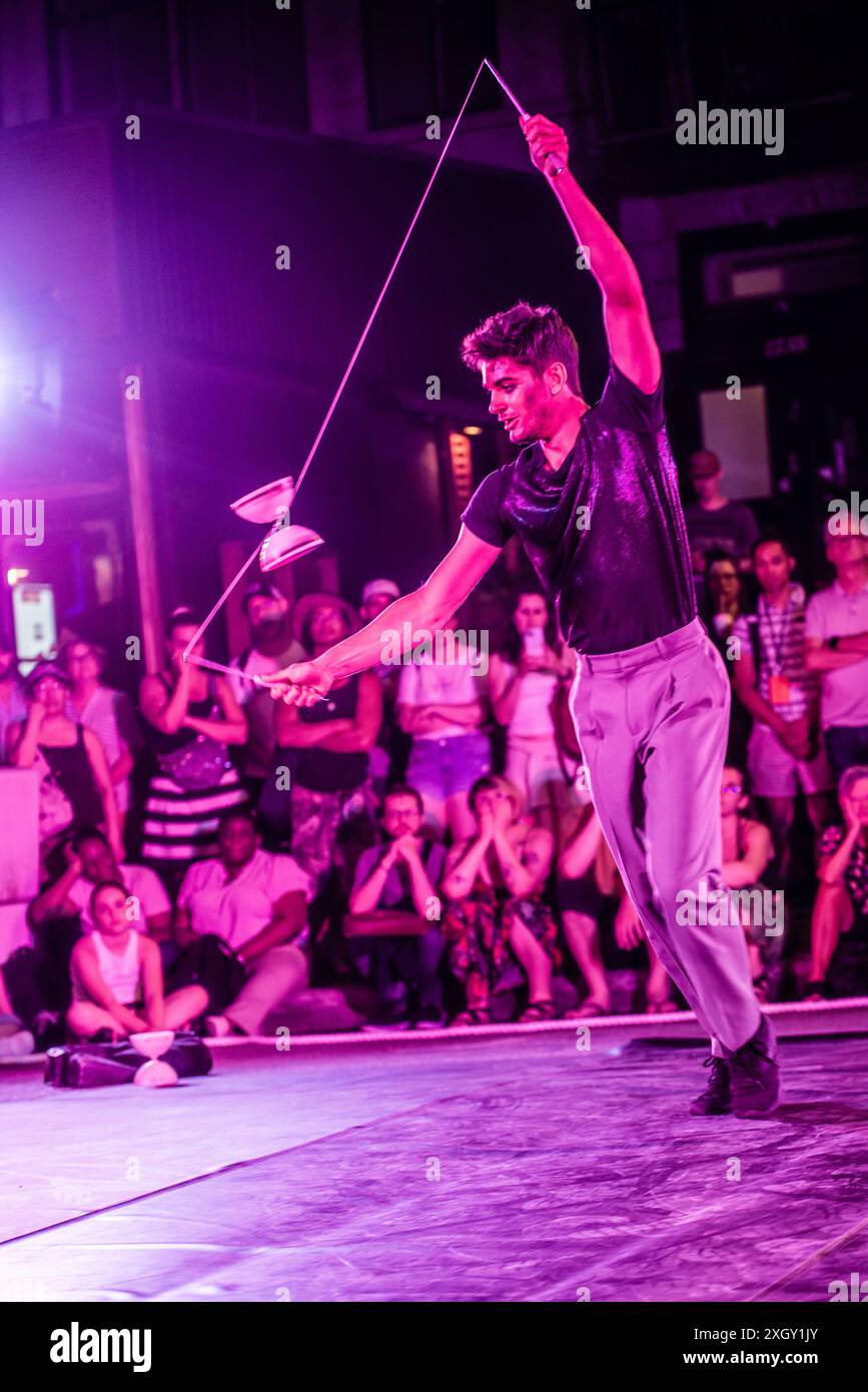 Montreal, Kanada - 6. Juli 2024: Die Leute führen Completement Cirque auf der Straße von Montreal auf Stockfoto