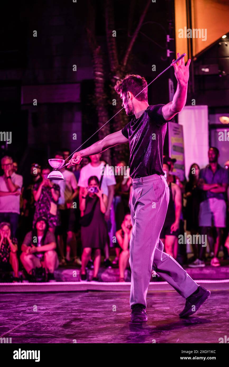 Montreal, Kanada - 6. Juli 2024: Die Leute führen Completement Cirque auf der Straße von Montreal auf Stockfoto