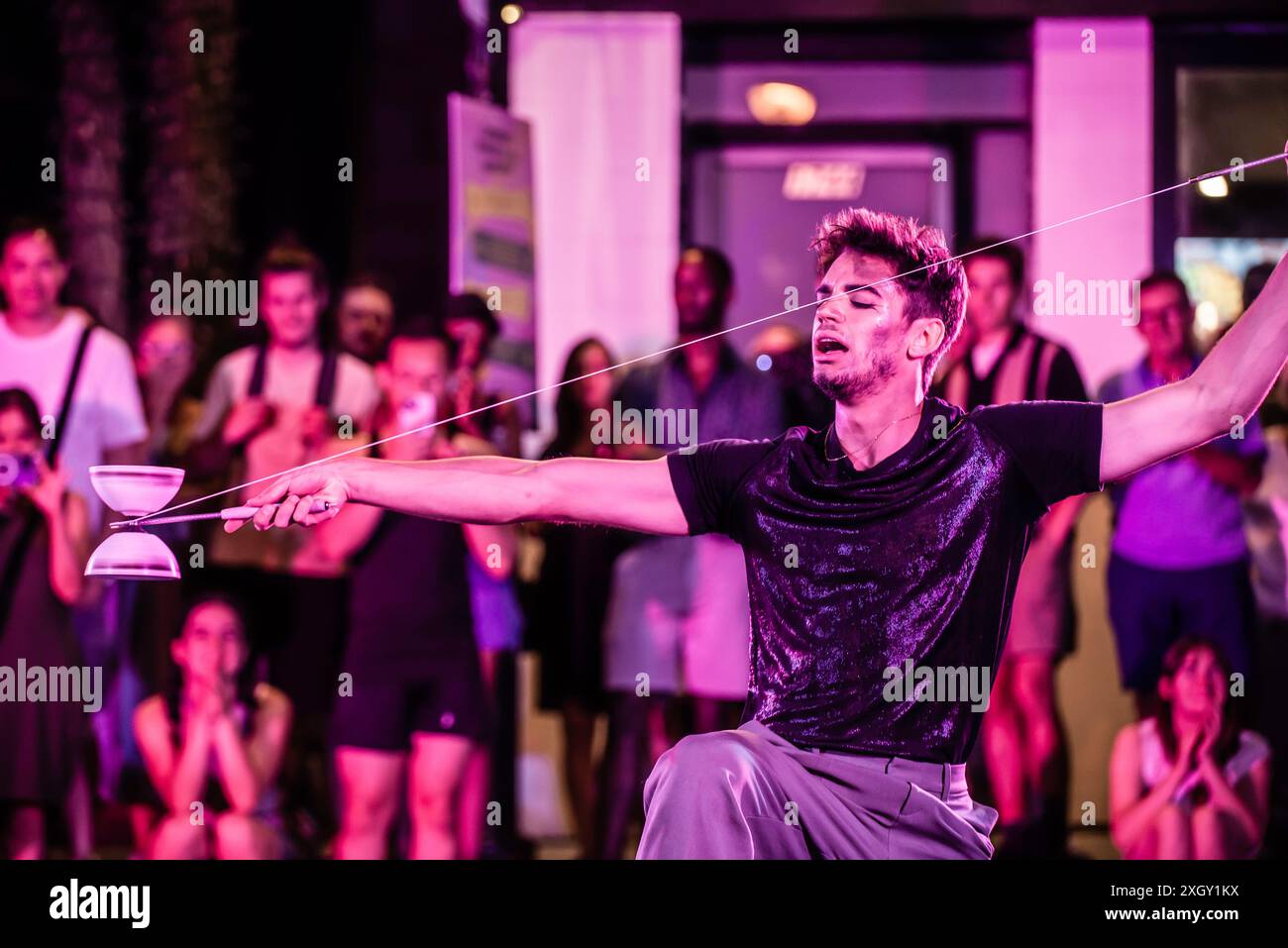 Montreal, Kanada - 6. Juli 2024: Die Leute führen Completement Cirque auf der Straße von Montreal auf Stockfoto