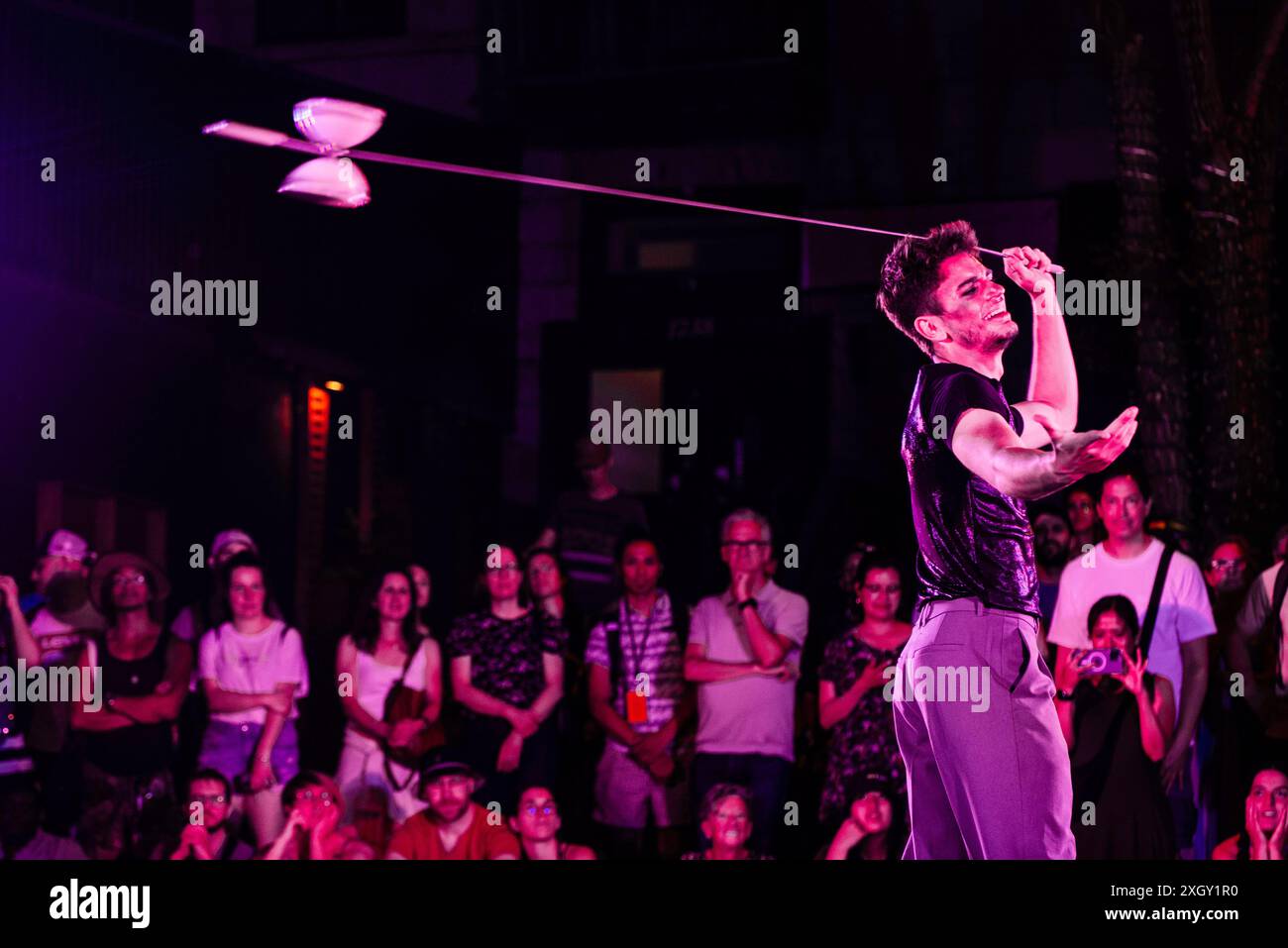 Montreal, Kanada - 6. Juli 2024: Die Leute führen Completement Cirque auf der Straße von Montreal auf Stockfoto