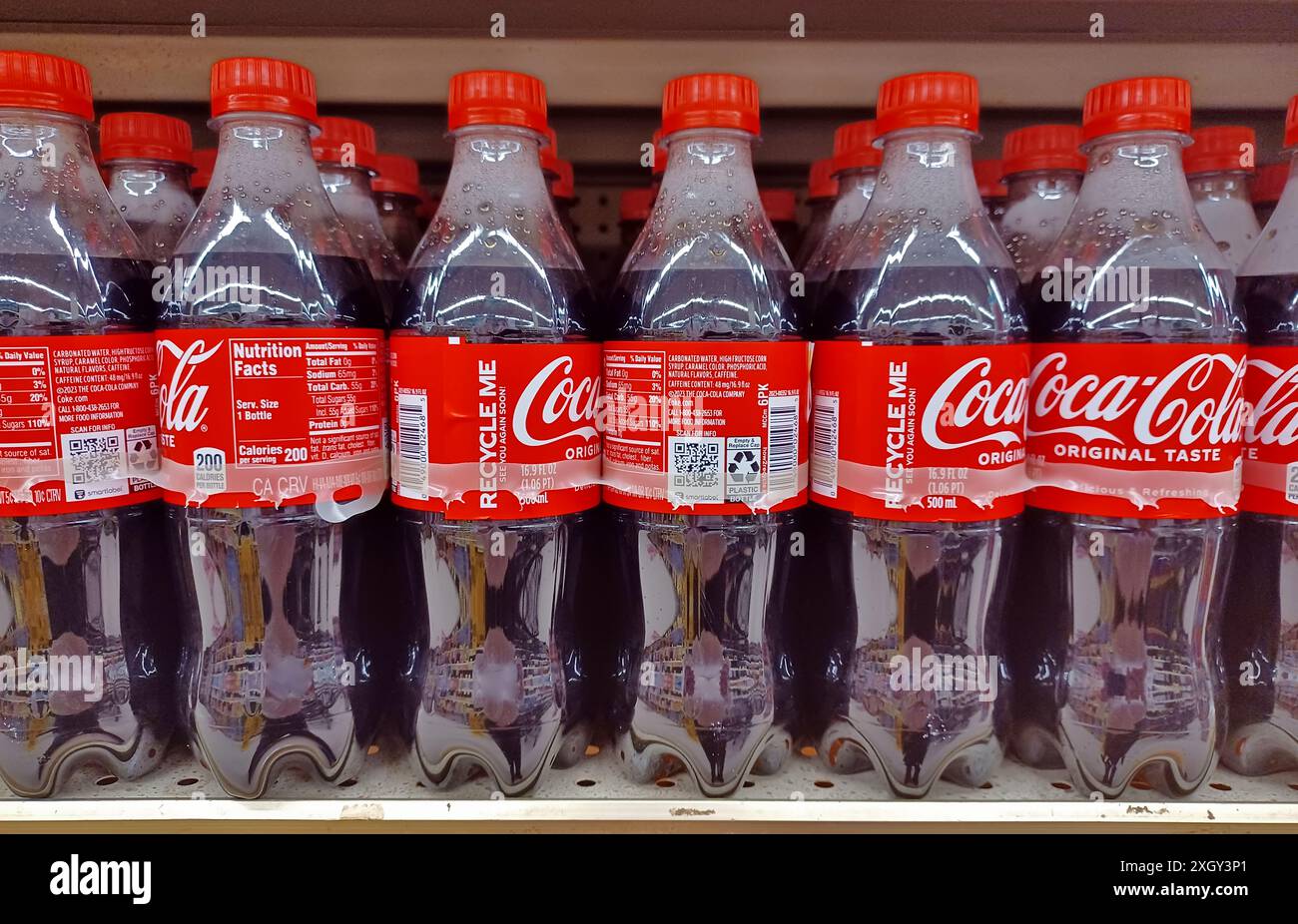 Houston, Texas USA 05-12-2024: Coca-Cola-Trinkflaschen aus Kunststoff im Supermarktregal. Stockfoto