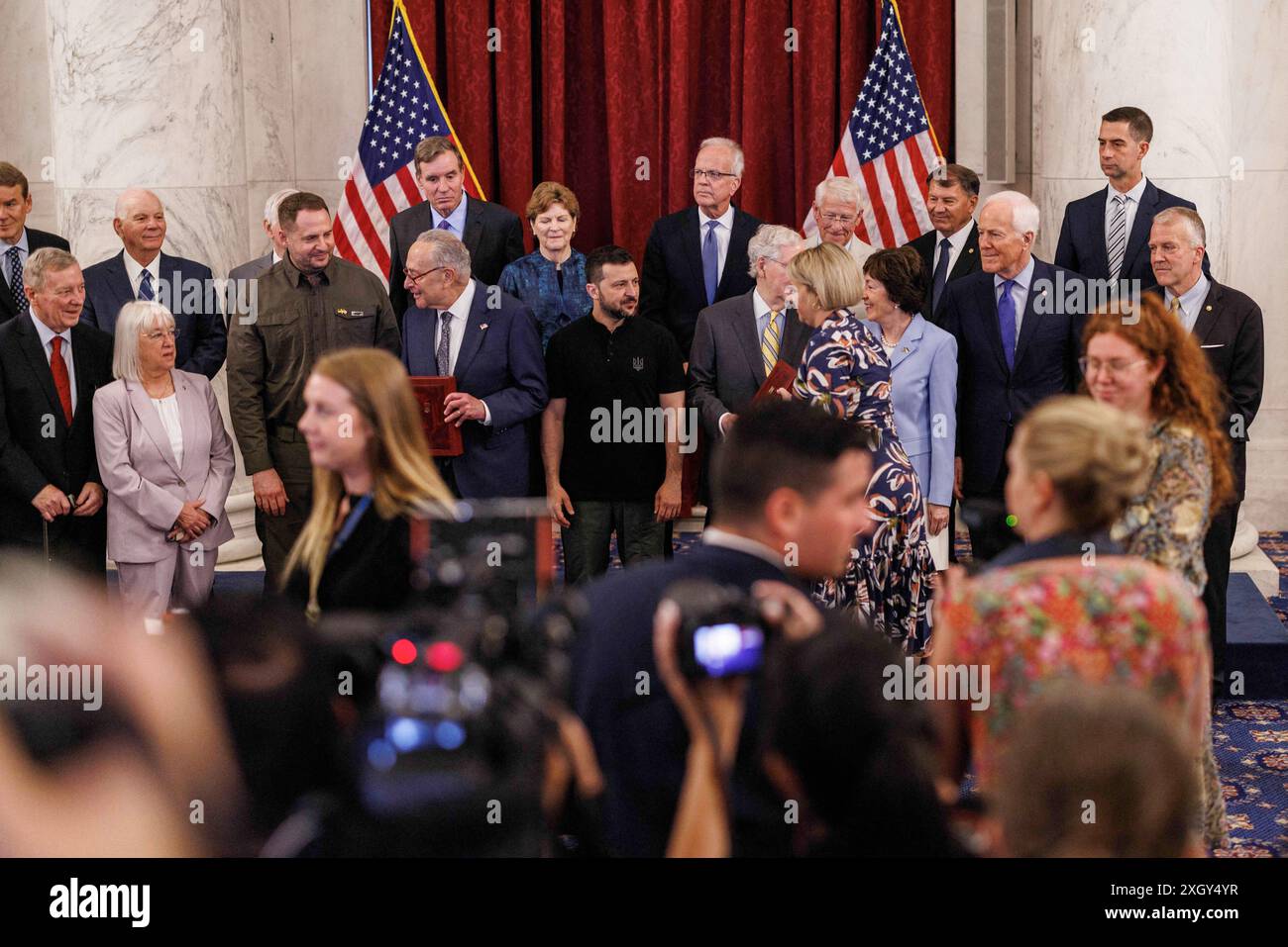 Washington, Usa. Juli 2024. Chuck Schumer (Demokrat von New York) und Wolodymyr Zelenskyy, Präsident der Ukraine und Mitch McConnell (Republikaner von Kentucky) im Senat der Vereinigten Staaten werden bei einer Fotogelegenheit mit einer überparteilichen Gruppe von Senatoren gesehen. als Zelenskyj überreicht er eine Medaille an die Senatsmehrheit und die Minderheitenführer. Zelenskyy ist für den NATO-Gipfel am Mittwoch, den 10. Juli 2024 in Washington DC, USA, in den USA. Foto: Aaron Schwartz/CNP/ABACAPRESS. COM Credit: Abaca Press/Alamy Live News Stockfoto