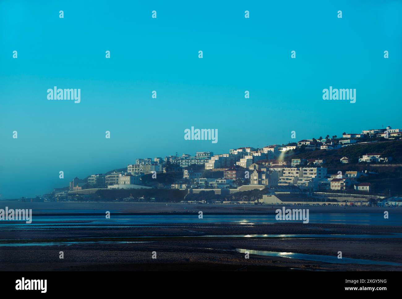 Blick auf Foz do Arelho bei Sonnenuntergang vom Strand Bom Sucesso über den Eingang zur Lagune Obidos an der Silberküste in Portugal Stockfoto