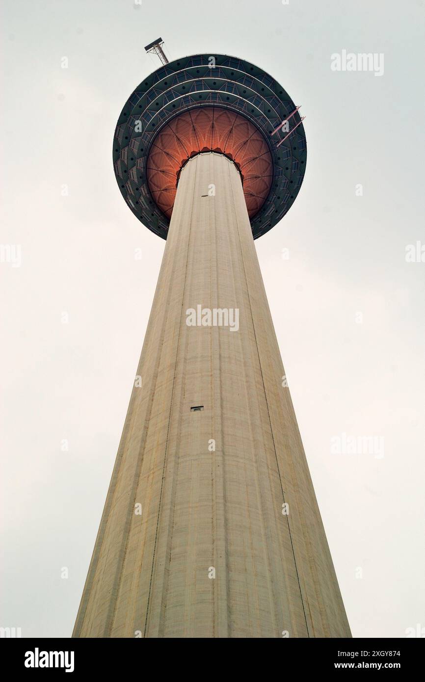 Der KL Tower, auch bekannt als Kuala Lumpur Tower, ein Telekommunikationsturm in Kuala Lumpur, Malaysia Stockfoto
